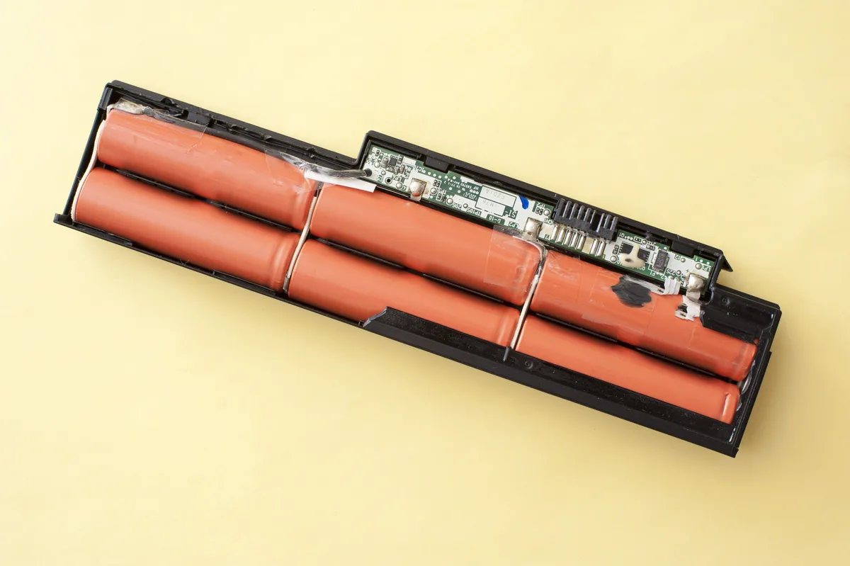 How to Solder & Replace 18650 Cells in Old Laptop Batteries 3 laptop battery internal components