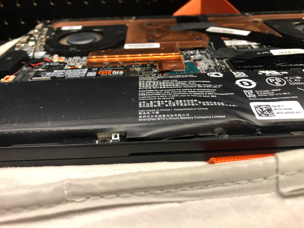Razer Blade 15 swollen battery visual ID